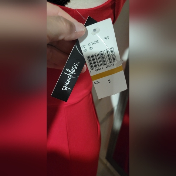 Elegant Red Off-Shoulder Evening Gown - Picture 7 of 7